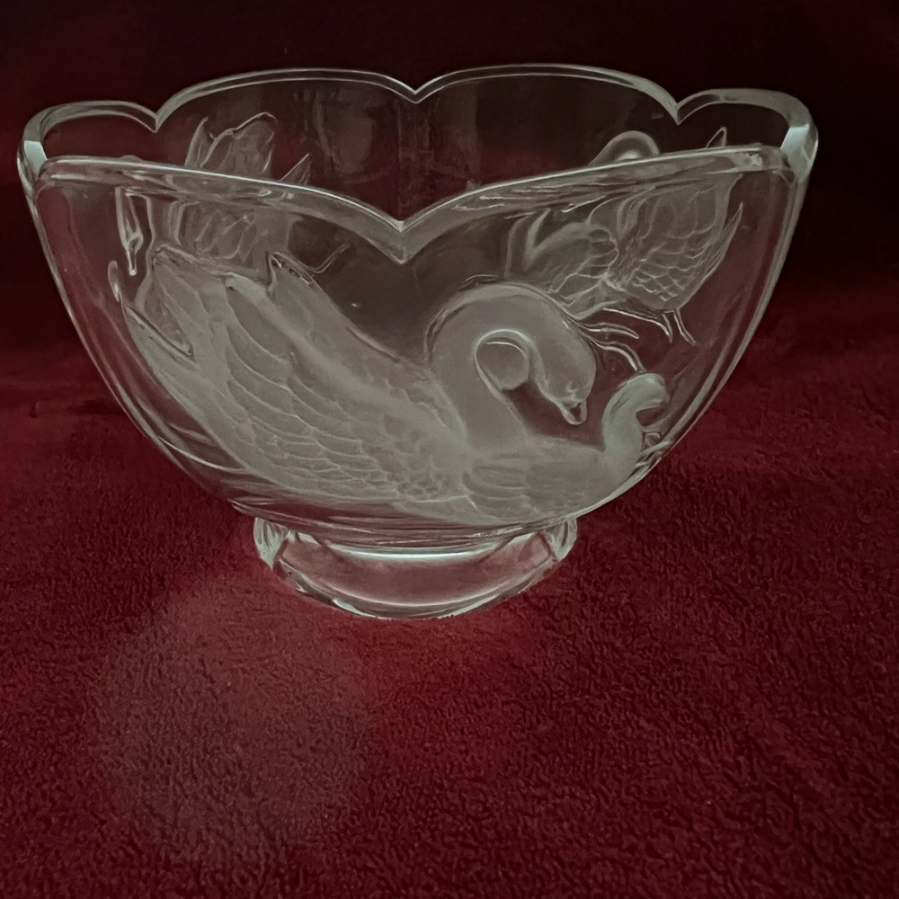 Elegant Clear Glass Swan Vase